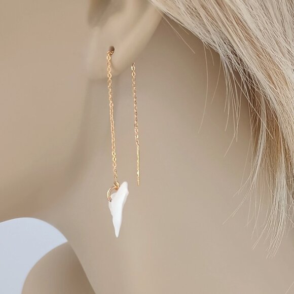 Tiger SHARKS TEETH Ear Threads Threader Earrings Gold Pair Shark Tooth 3-7/8" - Picture 3 of 5